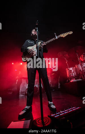 Copenhagen, Danimarca. 18th, novembre 2019. La American indie pop band Lovelytheband esegue un concerto dal vivo a VEGA in Copenhagen. Qui il cantante e musicista Mitchy Collins è visto dal vivo sul palco. (Photo credit: Gonzales foto - Joe Miller). Foto Stock