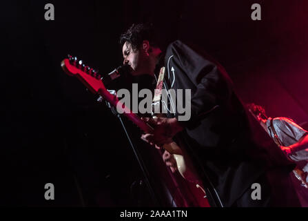 Copenhagen, Danimarca. 18th, novembre 2019. La American indie pop band Lovelytheband esegue un concerto dal vivo a VEGA in Copenhagen. Qui il cantante e musicista Mitchy Collins è visto dal vivo sul palco. (Photo credit: Gonzales foto - Joe Miller). Foto Stock