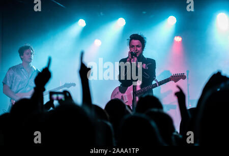 Copenhagen, Danimarca. 18th, novembre 2019. La American indie pop band Lovelytheband esegue un concerto dal vivo a VEGA in Copenhagen. Qui il cantante e musicista Mitchy Collins è visto dal vivo sul palco. (Photo credit: Gonzales foto - Joe Miller). Foto Stock