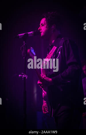 Copenhagen, Danimarca. 18th, novembre 2019. La American indie pop band Lovelytheband esegue un concerto dal vivo a VEGA in Copenhagen. Qui il cantante e musicista Mitchy Collins è visto dal vivo sul palco. (Photo credit: Gonzales foto - Joe Miller). Foto Stock