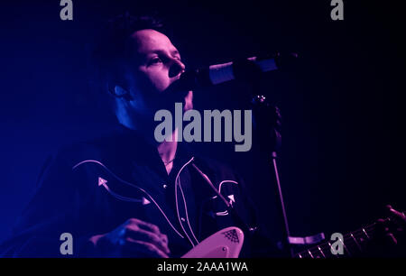 Copenhagen, Danimarca. 18th, novembre 2019. La American indie pop band Lovelytheband esegue un concerto dal vivo a VEGA in Copenhagen. Qui il cantante e musicista Mitchy Collins è visto dal vivo sul palco. (Photo credit: Gonzales foto - Joe Miller). Foto Stock