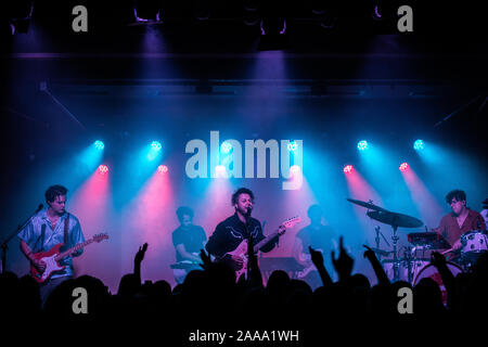 Copenhagen, Danimarca. 18th, novembre 2019. La American indie pop band Lovelytheband esegue un concerto dal vivo a VEGA in Copenhagen. Qui il cantante e musicista Mitchy Collins è visto dal vivo sul palco. (Photo credit: Gonzales foto - Joe Miller). Foto Stock