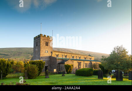 Sant'Andrea Chiesa nel villaggio di ammaccatura, Dentdale, Yorkshire Dales National Park, North Yorkshire, Inghilterra, Regno Unito Foto Stock