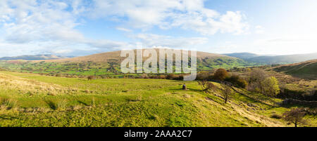 La valle di Dentdale con Aye Gill Pike hill in background. Foto Stock