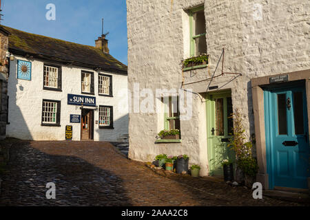 Le pittoresche strade di ciottoli nel villaggio di ammaccatura, in Dentdale, Cumbria. Foto Stock