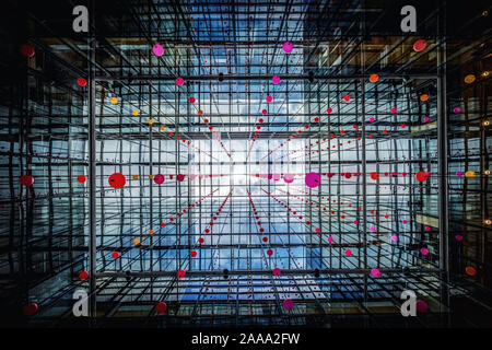 'Pixel Cloud' installazione di Daniel Hirchmann. Sfere luminescenti sospesi in un atrio all'interno di un edificio di uffici, uno Vescovi Square, Londra. Regno Unito Foto Stock