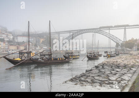 Rabelo barche tradizionali per il trasporto dei vini sul fiume Douro. Preso in Vila Nova de Gaia su una mattinata nebbiosa. Foto Stock