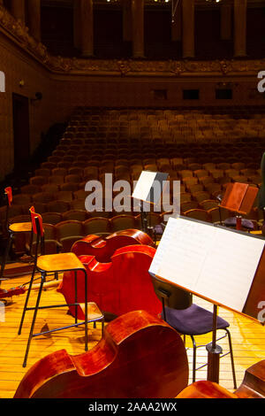 Libri di musica e di fogli con la notazione musicale sul è pronta per il concerto. Attrezzature della Orchestra filarmonica, Praga, 15.11.2019 Foto Stock