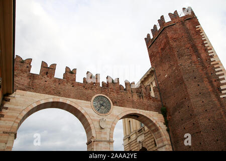 L'immagine dal centro della città antica di Verona in Italia. Le vecchie case storiche e una delle porte della città. Foto Stock