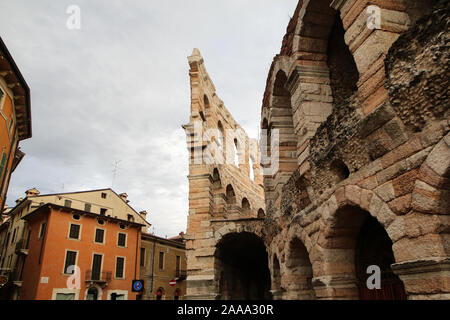 L'immagine dal centro della città antica di Verona in Italia. Le vecchie case storiche e la famosa Arena. Foto Stock