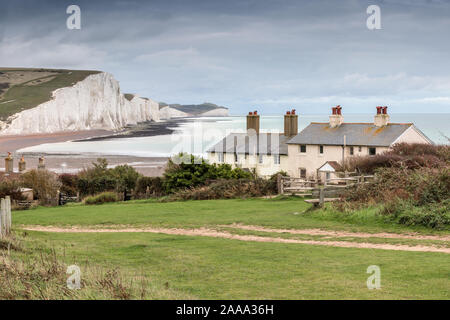 Sette sorelle chalk cliffs e Coastguard Cottages, Cuckmere Haven, Seaford Capo Riserva Naturale, Seaford, East Sussex, England, Regno Unito Foto Stock