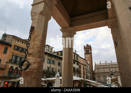 L'immagine dal centro della città antica di Verona in Italia. Le vecchie case storiche su una delle piazze. Foto Stock