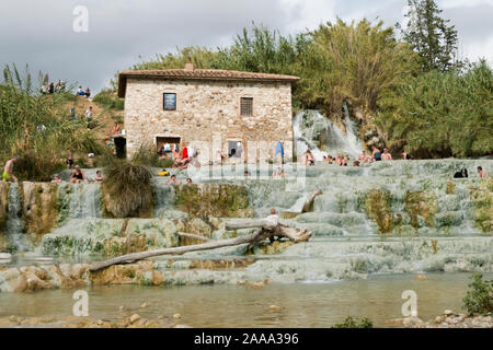 Le Terme di Saturnia, Grosseto / Italia 23 Settembre 2019: turistico balneare a Natural spa con cascate e sorgenti calde Terme di Saturnia in Toscana. Foto Stock