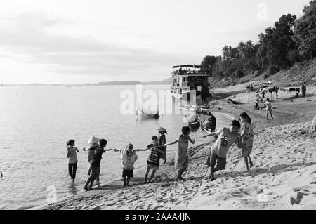 Laos: Fisher uomini e bambini visto presso il fiume Mekong crociera tra Champasak e Pakse City Foto Stock