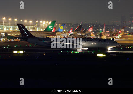 Istanbul / TURCHIA - Marzo 27, 2019: Turkish Airlines Airbus A330-300 TC-LOB piano passeggero partenza a Istanbul Ataturk Airport Foto Stock