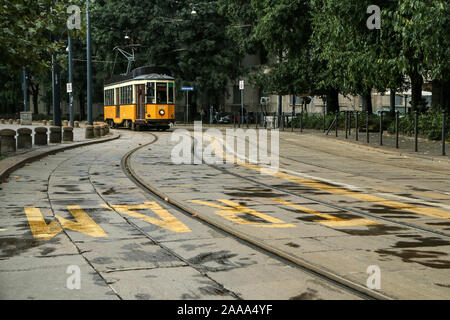 Una foto del tipico tram giallo in Milano, Italia, passando attraverso il centro della citta'. Foto Stock