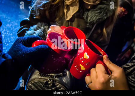 Cheers! Rosso tre bicchieri di vino brulé fumante in inverno Foto Stock