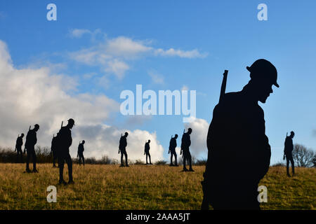 M40 soldati - Scultura sulla collina al Aston Rowant Riserva Naturale, marcatura 101 anni dalla fine di WW1 per ricordo il giorno. In mostra fino al 24/11/19 Foto Stock