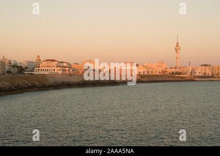 Vista sui tetti della parte storica di Cadiz, Spagna, con la spiaggia e la città moderna visibile in lontananza. Foto Stock