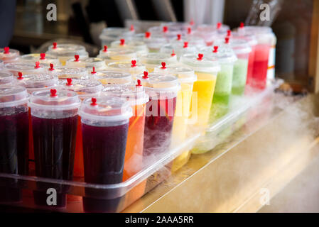 Succhi di frutta freschi nel negozio di frutta refrigerate con azoto liquido Foto Stock