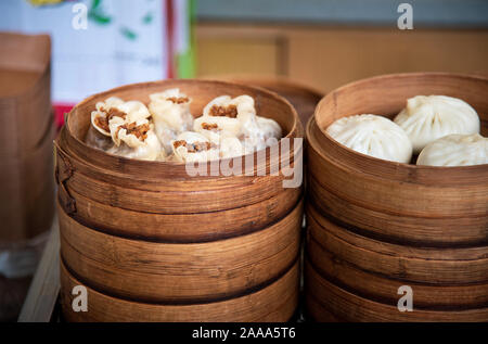 Fresh dim sum in bambù sistema di cottura a vapore sul Cinese Asian Food street Foto Stock