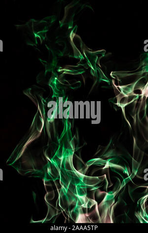 Il fuoco verde forme astrazione in sfondo nero Foto Stock