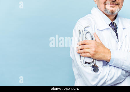 Medico con uno stetoscopio in mano, cure mediche concept Foto Stock