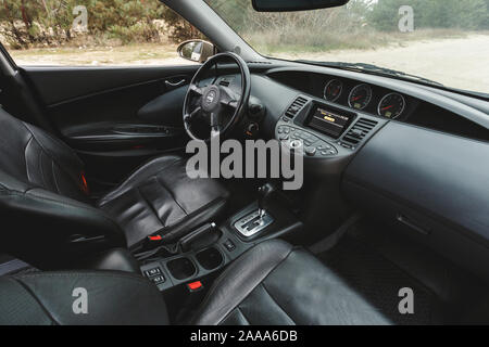 DNIPRO, Ucraina - 16 novembre 2019: Nissan Primera 2002, colore oro, interno Foto Stock