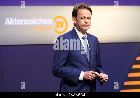 Il 20 novembre 2019, Berlino: il presentatore TV Rudi Cerne modera la presentazione del "Premio XY - Insieme contro la criminalità" nella capitale del ZDF studio. Il riconoscimento premia i cittadini per esempio di coraggio civile contro la criminalità. La manifestazione sarà riferito al numero di file di sequenza su 11 Dicembre (ZDF/20.15). Foto: Annette Riedl/dpa Foto Stock