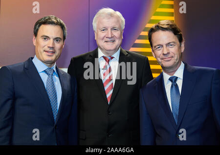 Il 20 novembre 2019, Berlin: Norbert Himmler, direttore di programma del ZDF, Horst Seehofer (CSU), Ministro federale degli Interni, e Rudi Cerne, il presentatore TV (l-r) sono interrogati sul palcoscenico dopo la presentazione del " Premio XY - Insieme contro la criminalità". I premi sono stati presentati per esempio di coraggio civile contro la criminalità. La manifestazione sarà riferito al numero di file di sequenza su 11 Dicembre (ZDF/20.15). Foto: Annette Riedl/dpa Foto Stock