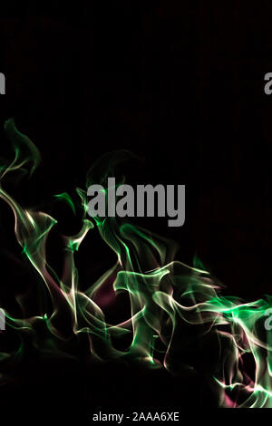 Il fuoco verde forme astrazione in sfondo nero Foto Stock