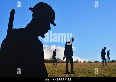 M40 soldati - Scultura sulla collina al Aston Rowant Riserva Naturale, marcatura 101 anni dalla fine di WW1 per ricordo il giorno. In mostra fino al 24/11/19 Foto Stock