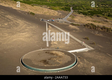 Centro di Interpretazione del vulcano Capelinhos visto dalla parte superiore del faro. Faial, Azzorre, Portogallo Foto Stock