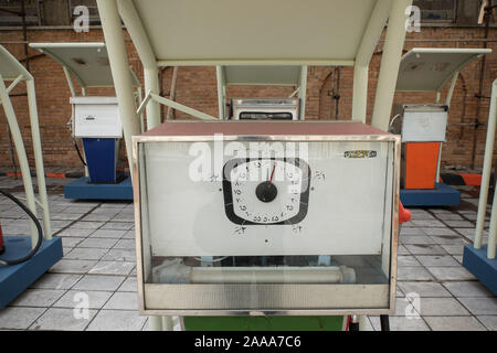 Tehran, Iran. Xix Nov, 2019. Una vista della stazione di benzina Museum di Tehran, Iran. La stazione di benzina, situato presso lo storico Darvazeh Dowlat quartiere nel centro di Teheran aperto durante la prima dinastia Pahlavi nel tentativo di distribuire kerosene, benzina e un famoso pesticida chiamato Emshi. Ora la stazione di benzina museo dovrà visualizzare documenti circa olio distribuzione del prodotto quali il transito e loro scarico in varie stazioni di benzina in Iran. Credito: Rouzbeh Fouladi/ZUMA filo/Alamy Live News Foto Stock