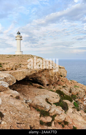 Cap de Barbaria faro e Cova Foradada grotta (Cabo de Berbería, Formentera, Pitiuses,Pityusic, isole Baleari, mare Mediterraneo,Spagna) Foto Stock