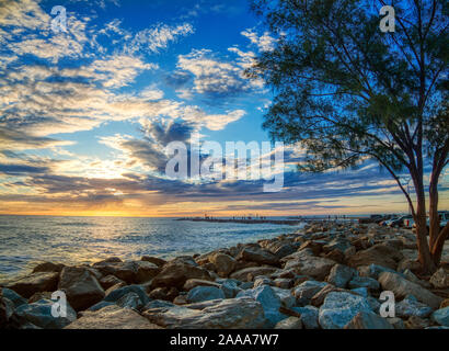Tramonto sul Golfo del Messico presso il molo sud in Florida Venezia Foto Stock