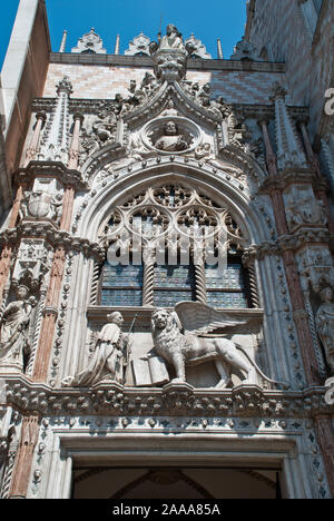 Venezia, Italia: Palazzo Ducale con la Porta della Carta, che è servita come il cerimoniale di ingresso al palazzo Foto Stock