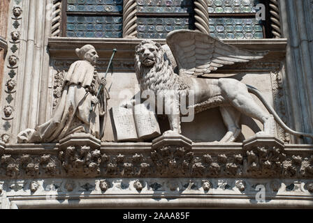 Venezia, Italia: Close-up, vista la gotica esterno del Porto della carta - uno dei gateway nel Palazzo dei Dogi, noto anche come Palazzo Foto Stock