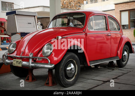 Novembre 19, 2019, Teheran, Iran - Una vista della stazione di benzina Museum di Tehran, Iran. La stazione di benzina, situato presso lo storico Darvazeh Dowlat quartiere nel centro di Teheran aperto durante la prima dinastia Pahlavi nel tentativo di distribuire kerosene, benzina e un famoso pesticida chiamato Emshi. Ora la stazione di benzina museo dovrà visualizzare documenti circa olio distribuzione del prodotto quali il transito e loro scarico in varie stazioni di benzina in Iran. (Credito Immagine: © Rouzbeh Fouladi/ZUMA filo) Foto Stock