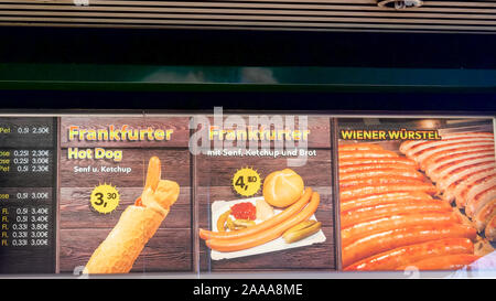 VIENNA, AUSTRIA, Ottobre 9, 2017 un segno per frankfurter salsicce presso gli stand di vienna Foto Stock