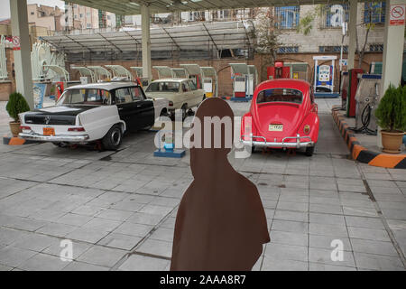 Tehran, Iran. Xix Nov, 2019. Una vista della stazione di benzina Museum di Tehran, Iran. La stazione di benzina, situato presso lo storico Darvazeh Dowlat quartiere nel centro di Teheran aperto durante la prima dinastia Pahlavi nel tentativo di distribuire kerosene, benzina e un famoso pesticida chiamato Emshi. Ora la stazione di benzina museo dovrà visualizzare documenti circa olio distribuzione del prodotto quali il transito e loro scarico in varie stazioni di benzina in Iran. Credito: Rouzbeh Fouladi/ZUMA filo/Alamy Live News Foto Stock