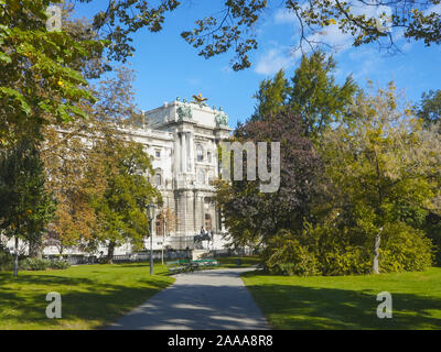 Il palazzo di Hofburg come visto dal parco di Mozart a Vienna Foto Stock