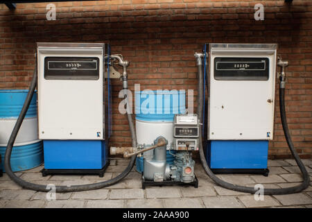 Tehran, Iran. Xix Nov, 2019. Una vista della stazione di benzina Museum di Tehran, Iran. La stazione di benzina, situato presso lo storico Darvazeh Dowlat quartiere nel centro di Teheran aperto durante la prima dinastia Pahlavi nel tentativo di distribuire kerosene, benzina e un famoso pesticida chiamato Emshi. Ora la stazione di benzina museo dovrà visualizzare documenti circa olio distribuzione del prodotto quali il transito e loro scarico in varie stazioni di benzina in Iran. Credito: Rouzbeh Fouladi/ZUMA filo/Alamy Live News Foto Stock