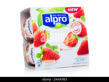 LONDON, Regno Unito - 10 novembre 2019: Pacchetto di Alpro Yogurt culture con sapore di fragola su bianco. Foto Stock