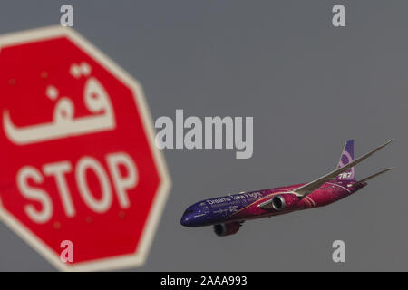 Novembre 19, 2019, Dubai, Emirati Arabi Uniti: il Boeing civili 787-9 jetliner vola dietro ad un segnale di stop mentre si esegue durante il Dubai International-2019 Airshow. (Credito Immagine: © Leonid Faerberg/SOPA immagini via ZUMA filo) Foto Stock