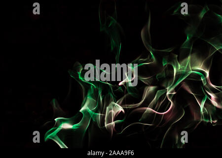 Il fuoco verde forme astrazione in sfondo nero Foto Stock