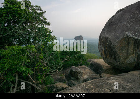 Vista in Roccia di Sigiriya dalla roccia pidurangala sri lanka Foto Stock