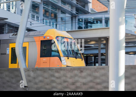 Un moderno double deck serie Waratah treno lascia la stazione di elevata a Chatswood a Sydney in Australia Foto Stock