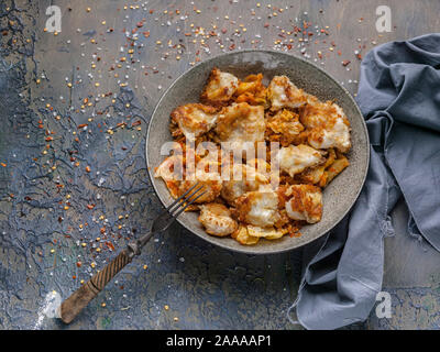 Baccalà con verdure e pomodori con miele e salsa di lime. Pesce sano. Dieta Ketogenic. Vista superiore Foto Stock