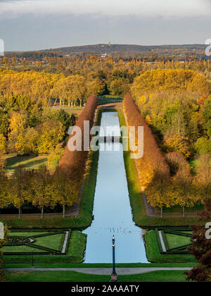 Vista in elevazione con incredibili colori autunnali in un bel parco con canale rettilineo Foto Stock